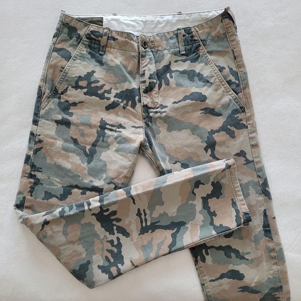 Levis Chino Dungaree Pants Desert Camo Neutrals Tagged 29 x 30 FIT LIKE 28 x 28